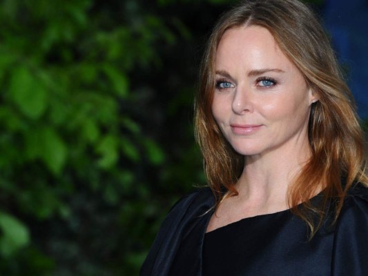 Stella estudió diseño en Central St Martins y Naomi Cambpell, Yasmin Le Bon y Kate Moss, modelaron su primer colección