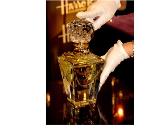 The Imperial Majesty de Clive Christian. Tiene el récord Guinness del perfume más caro del mundo, una botella de menos de medio litro cuesta aproximadamente 215 mil dólares, el frasco tiene incrustadas piedras preciosas de cinco y 18 quilates en la parte superior