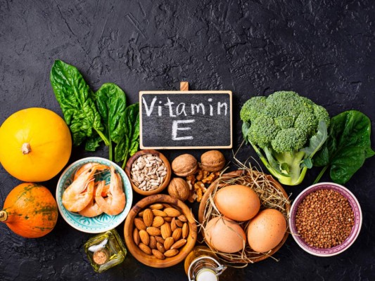 Vitamina E: Es un nutriente liposoluble importante para la visión, la reproducción y la salud de la sangre, así como para la piel y el cerebro. Actúa como antioxidante, protegiendo las membranas celulares contra los daños causados por los radicales libres.