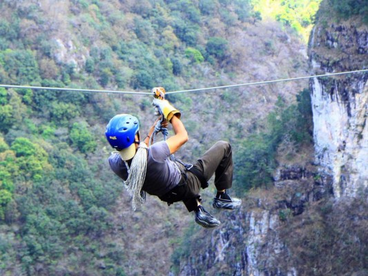 Siente como me vuelas en el que es considerado uno de los canopy más altos de Centroamérica. Ubicado en Gracias, Lempira, La Campa está conformado por 6 líneas de cable de acero, en donde podrás disfrutar de vistas inigualables y aire refrescante.