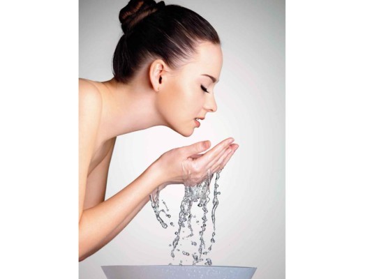 Limpia tu rostro con agua mineral