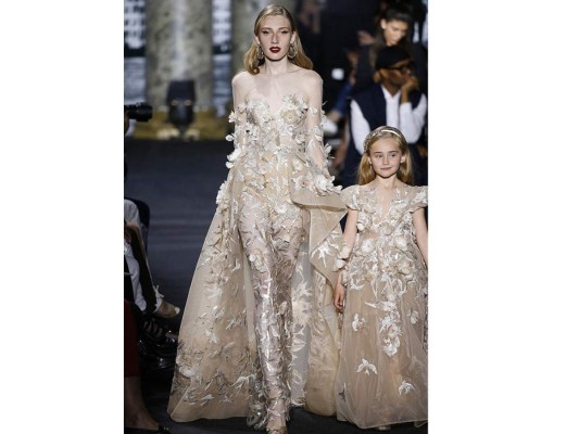 El diseñador libánes Elie Saab propone alta costura para madres e hijas