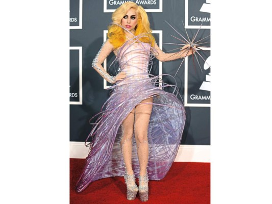 Con una versión anti-princesa en morado en los Grammy Awards
