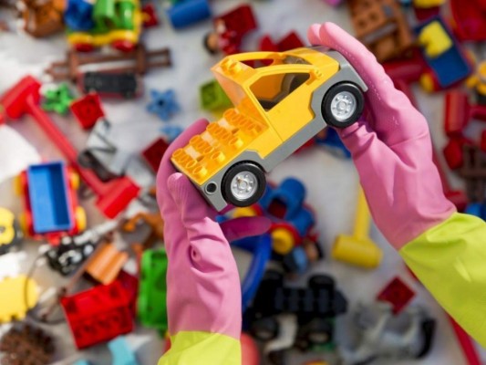 8. Los juguetes de los niños<br/>Los juguetes de los niños y áreas de recreación deben ser desinfectados correctamente, al igual que los pisos y alfombras infantiles de goma deben ser lavados y desinfectados.<br/>