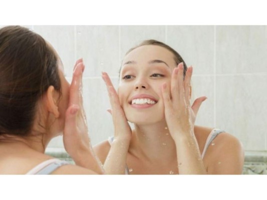 Mejora la salud y el aspecto de la piel: Debido a sus ingredientes naturales estarás limpiando completamente tu cuerpo de toxinas e impurezas, por lo que comenzarás a notar tu piel mucho más limpia y radiante.