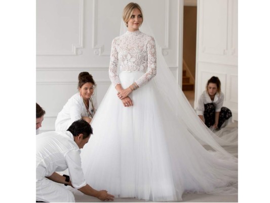 Chiara Ferragni lució dos vestidos de novias, el principal fue un sofisticado diseño de Dior Haute Couture personalizado hasta en el mínimo detalle por Marí Grazia Chiuri la directora creativa de la firma.