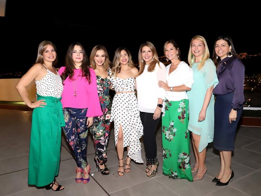 Tatiana Zelaya, Gloria Abudoj, Vivi Montoya, Dharya Williams, Alejandra Abdalah, Elena Williams, Myrna Castro y Liz Tercero (fotos: Hector Hernández)