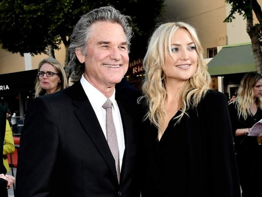 Kate Hudson. Sus padres se divorciaron antes de que ella cumpliera los dos años. La actriz no tiene ningún contacto con su padre biológico. Su padre biológico, Bill Hudson, hizo estas duras declaraciones en una entrevista: 'Si llaman 'padre' a otro hombre, que lleven su apellido y no el mío. No reconozco a Oliver ni a Kate como mis hijos. Que dejen de usar el apellido Hudson, no son parte de mi vida. Están muertos para mi'.