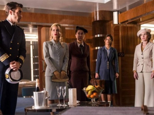 ALTA MAR es una serie dramática y de misterio ambientada en los años 40, y la acción se desarrolla en un transatlántico que navega de Europa a América, repleto de pasajeros en busca de un futuro mejor.