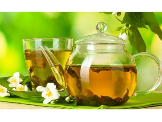 Té verde. Hierve hojas de té verde y deja reposar unos minutos, remoja un algodón y aplica en tus pestañas todas las veces que creas necesarias.