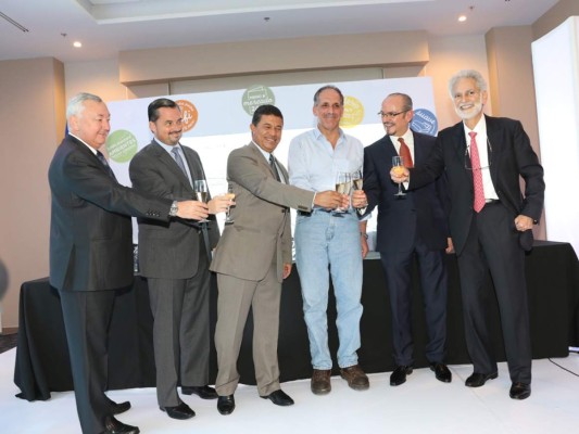 Ejecutivos de Hyatt Place y Latam Hotel Corporation en compañía del acalde Nasry Asfura y el secretario del Instituto Hondureño de Turismo, Emilio Silvestri inauguraron el hotel Hyatt Place Tegucigalpa