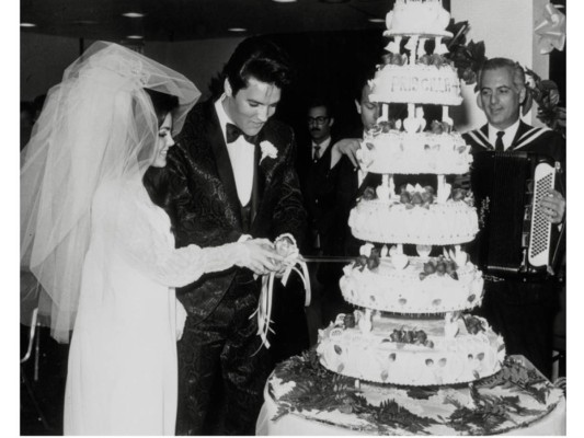 La boda de Elvis Presley el aclamado rey de la música y su entonces pareja Priscilla Presley presentaron un pastel de múltiples pisos en el cual fuentes dijeron que juntos lo habían escogido en el cual ahora tendría un costo de 22 mil dólares
