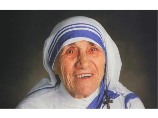 5. Teresa de Calcuta, fue una monja católica también conocida como Santa Teresa de Calcuta o Madre Teresa de Calcuta, que fundó la congregación Misioneras de la Caridad. Fue la primer religiosa que trascendió a nivel internacional por tratar con enfermos, pobres, huérfanos y moribundos. Cabe destacar que recibió el Nobel de la Paz en 1979. Fue beatificada por el papa Juan Pablo II y declarada Santa por Francisco.