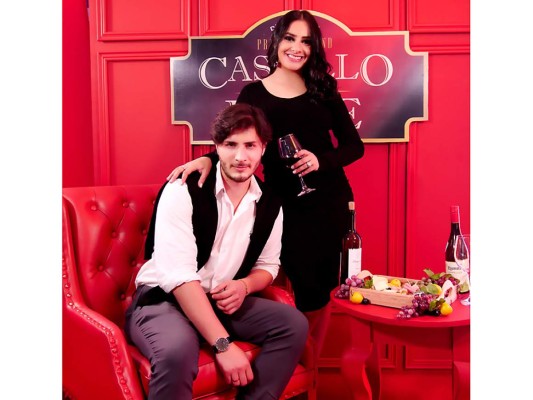 Castillo del Roble dijo presente a una nueva edición de Estilo Moda, y es que en esta edición se retaron todos los sentidos incluyendo el degustativo donde los Jamones de Pavo y jamón de Cerdo conquistaron el paladar de los asistentes.