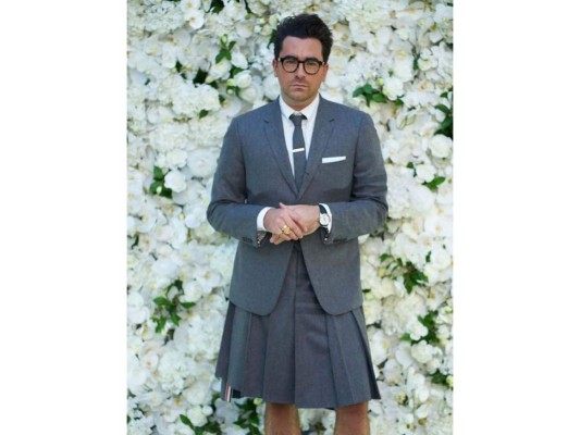 Dan Levy lució un extravagante traje con falda tablada en color gris.