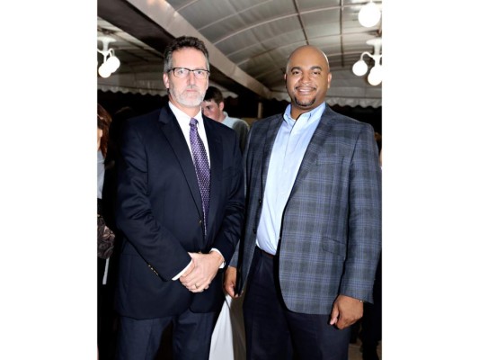 Recepción para despedir al embajador James Nealon