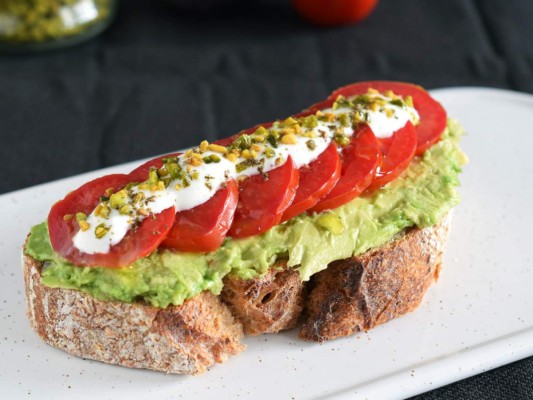 Tostadas de Pan Integral. Pon a tostar pan integral y agrégale aguacate, jamón de pavo y queso bajo en grasa, y si deseas un poco de tomate en rodajas con orégano.