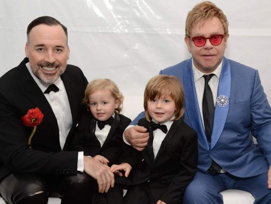Elton John y David Furnish tienen dos hijos los cuales fueron concebidos con esta técnica.