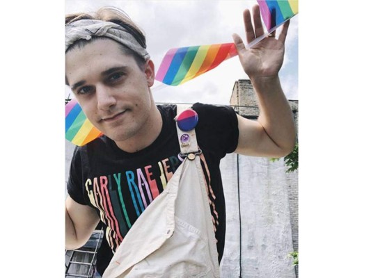 Andy Mientus, portó orgullosamente su bandera representativa al orgullo LGBT.