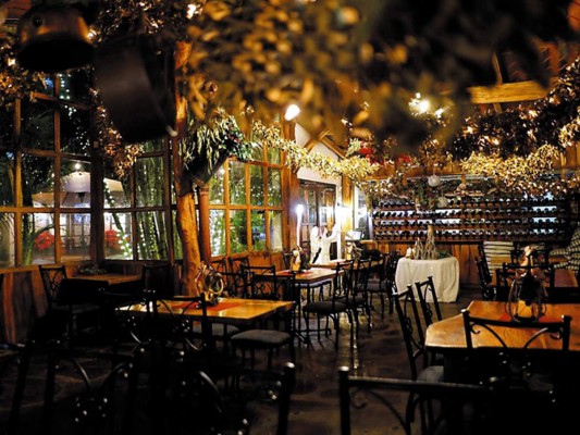 EL MANZANO. Descubre el auténtico sabor de la parrilla. Aquí tu visita se vuelve una experiencia sensorial, no sólo por sus cortes importados, mariscos a la parrilla, ensaladas y amplia carta de vinos, sino por la riqueza de su entorno natural. Un spot culinario al que no debes perderle la pista.