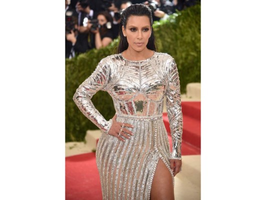 Kim Kardashian. La estrella de la televisión aclaró sus cejas, llevó un smoky eyes en bronce y omitió el eyeliner. Labios naturales y cabello recogido hacia atrás.