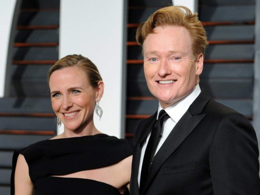 El conductor de televisión Conan O’Brien conoció a su actual esposa Liza Powel mientras grababa su programa. Powel apareció en un sketch del show junto a un grupo de publicistas con el tiempo O'Brien se fue enamorando cada vez mas de ella.