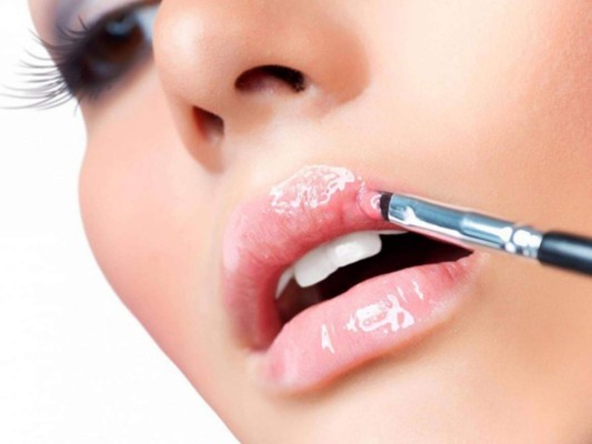 Labios Gloss<br/> También conocidos como labios con brillo, estos labiales rosa nude con un poco de gloss los han traído de vuelta desde los 2000, y es que en aquel entonces miramos a artistas musicales como Britney Spears usándolos. Estos le dan un toque de elegancia y frescura a tus labios.
