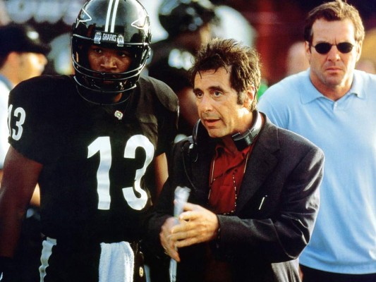 1. ANY GIVEN SUNDAY (1999). El director Oliver Stone logró hacer la mezcla perfecta en este filme al unir el futbol americano, el deporte que tanto aman los estadounidenses, con actores consagrados como Al Pacino, Dennis Quaid y Cameron Diaz –en uno de sus mejores papeles-. La película nos lleva a vivir los días cruciales de los Sharks de Miami para clasificar para los play-offs que dan acceso al Super Bowl. El veterano entrenador Tony D’amato (Al Pacino), que se enfrenta a un desmoralizado equipo, pronuncia un memorable discurso antes del comienzo de un crucial partido de desempate, que quedó grabado en la historia cinematográfica y que en una de sus frases dice, “¿Sabes? Cuando te haces viejo te lo quitan todo. Es parte de la vida. Pero sólo aprendes en el momento en que empiezas a perder cosas. Descubres que la vida es un juego que se mide en pulgadas…También lo es el fútbol. Porque en cada partido, en la vida o en el fútbol, el margen de error es tan estrecho…” Aunque la crítica fue dura con Stone, es un filme que inspirará a todo emprendedor, la perseverancia de Tony no tiene límites. Disponible en Amazon Prime