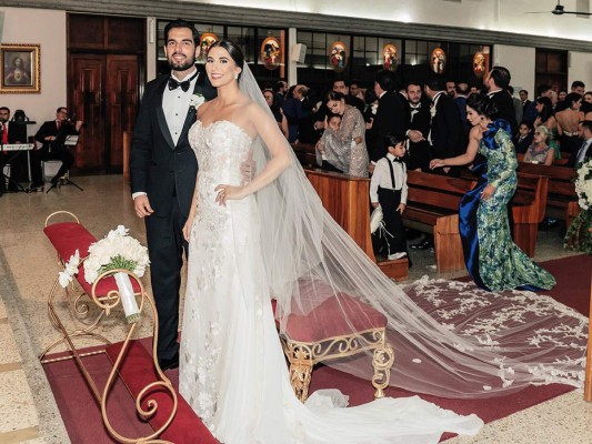 Los nuevos esposos Gamal Nazar y Melanie Andonie, con rostros de felicidad por el importante paso en sus vidas. Foto: Daniel Madrid