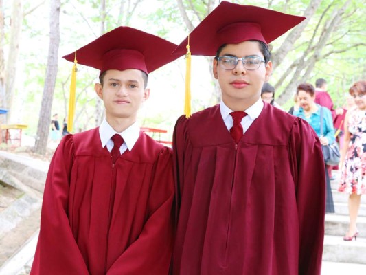Entrega de títulos de Mayan School I parte