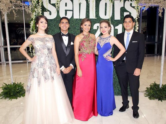 Elegante fiesta del Instituto Bilingüe Valle de Sula