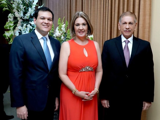 Christian Guevara y Yamileth Hilsaca celebran su boda civil  