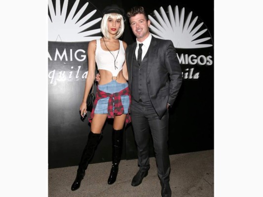 Robin Thicke luce muy guapo de la mano de su pareja en una clara inspiración del filme Pretty Woman
