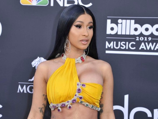 ¡Cardi B sube por accidente foto desnuda!