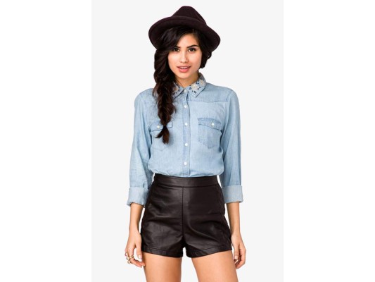 Espíritu joven. Para las hipster, abotonada al cuello y con shorts al estilo de Forever XXI