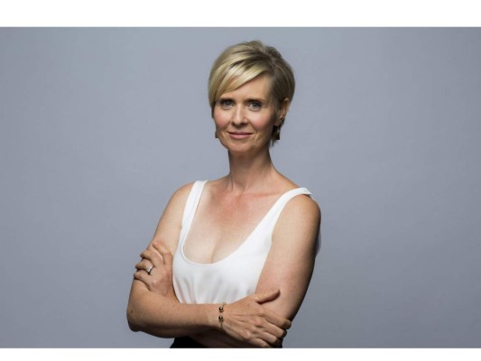 Cynthia Nixon:<br/>La estrella de Sex and the City fue diagnosticada en 2002, llevo su quimioterapia antes de anunciarlo al público, después de la lucha se convirtió en embajadora de una fundación en 2008.<br/>