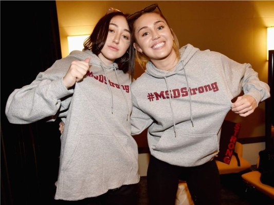 Miley Cyrus regala un ramo de Marihuana a su hermana
