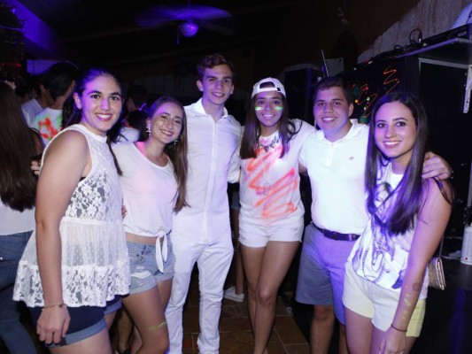 Neon party en residencia Andonie