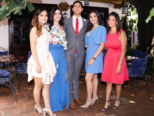 Marcela Granillo, Stephanie Sandoval, Daniel Quan, Raquel Selin y Valeria Castillo. Foto: Daniel Madrid