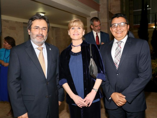 Recepción para despedir al embajador James Nealon