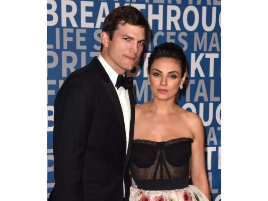Ashton Kutcher y Mila Kunis. <br/>La historia de este par lleva más de 20 años pues se conocieron mientras interpretaban a los enamorados Jackie Burkhart y Michael Kelso en That 70’s Show. Sin embargo, fue hasta el 2014 que estos dos llegaron al altar y de ahí en adelante han convertido su historia de amor a una familia de cuatro. <br/>