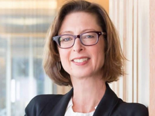 9. Abigail Johnson<br/>Se ha desempeñado como directora ejecutiva de Fidelity Investments desde 2014, cuando asumió el cargo de su padre, y ha sido presidenta desde 2016.