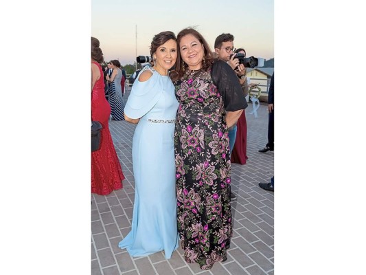 Eduardo Interiano y Lucía Chicas celebran boda a la orilla del mar   