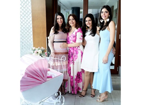Valeria Monterroso con Wafa y Alexandra Zgheibra y Andrea Monterroso.