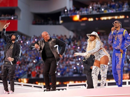 Siendo el Super Bowl uno de los eventos más importantes del mundo del deporte, ninguno se querría quedar por fuera, y es que cuando se trata de famosos, su presencia no puede pasar desapercibida, por eso te mostramos algunas celebridades que estuvieron en él.