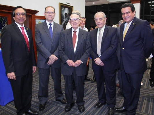 Jorge Bueso y Napoleón Larach reciben galardón