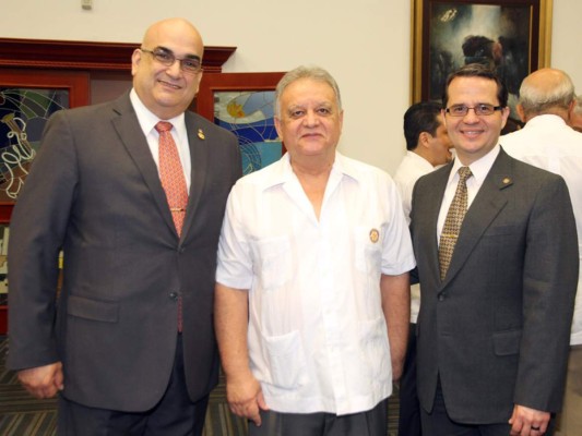 Jorge Bueso y Napoleón Larach reciben galardón