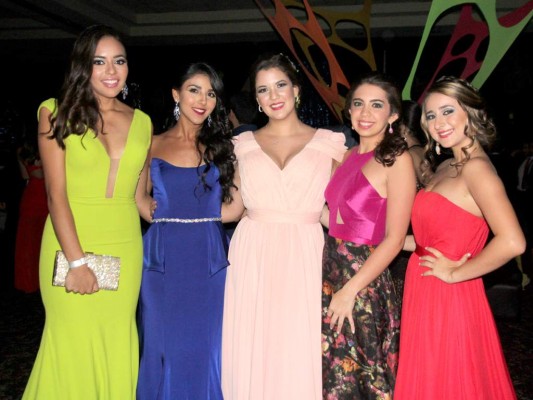 Alejandra Peña, Ariana Boadla, Valeria Delgado, Lorena Kattán y Arielle Canahuati.