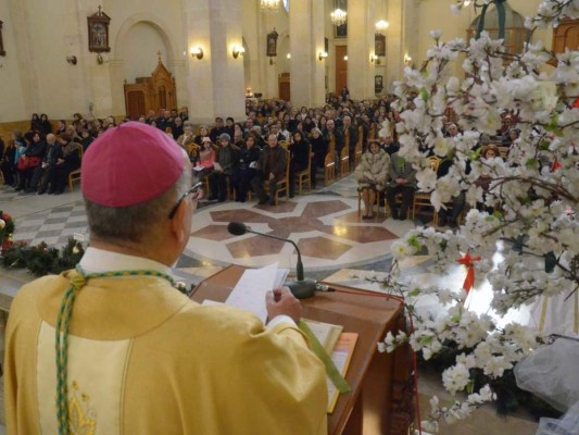 Un sacerdote dirige la misa en la zona controlada por el gobierno en Aleppo, Siria