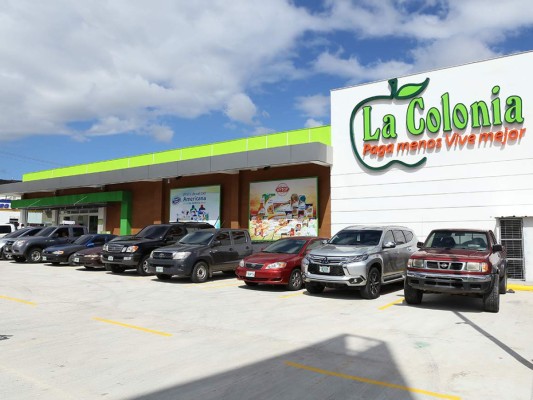 Inauguran nueva tienda de Supermercados La Colonia, Las Hadas.